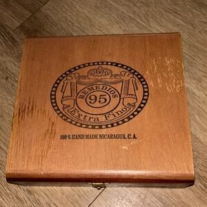 Vintage Nicaraguan cigar box box d